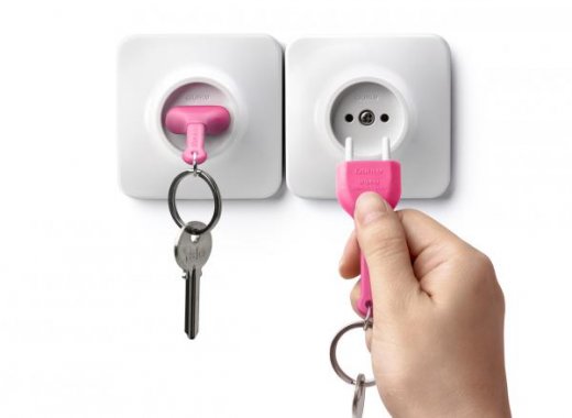 Držiak na kľúče s kľúčenkou Qualy Unplug - ružový