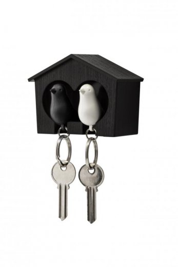 Vešiak na kľúče s 2 kľúčenkami Qualy Duo Sparrow, hnedá búdka - biela a čierna kľúčenka
