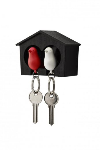 Vešiak na kľúče s 2 kľúčenkami Qualy Duo Sparrow, hnedá búdka - biela a červená kľúčenka