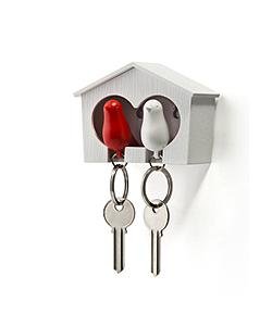 Vešiak na kľúče s 2 kľúčenkami Qualy Duo Sparrow, biela búdka - biela a červená kľúčenka